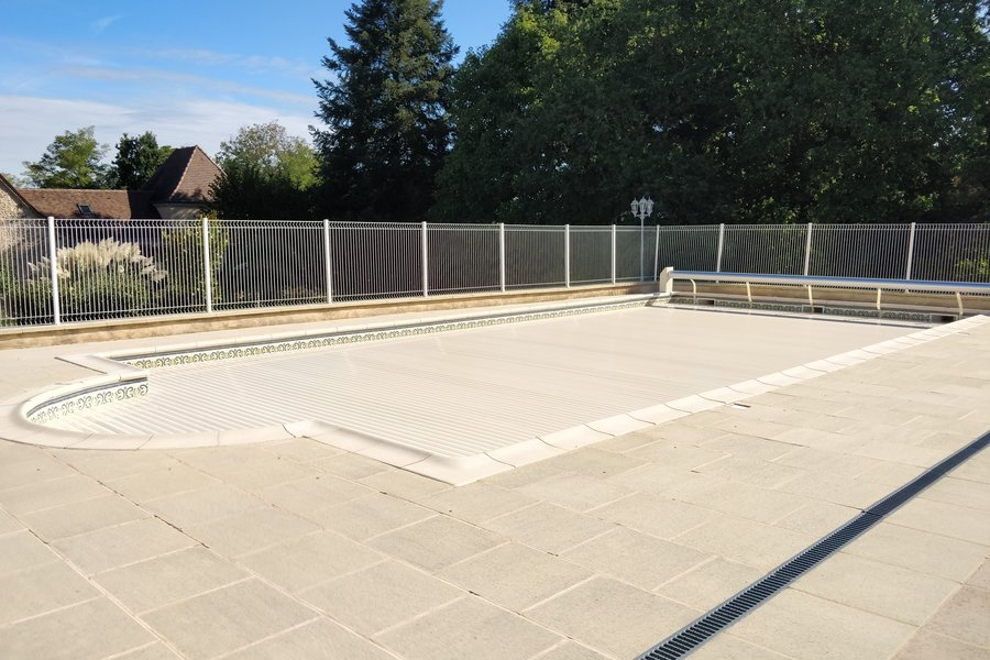 Calm setting for pool area Calm setting for pool area